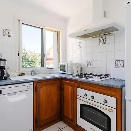 Villa Maison De à 300m De La Avec 3 Chambres, Parking Privé Et Jardin équipé - Fr-1-409-267