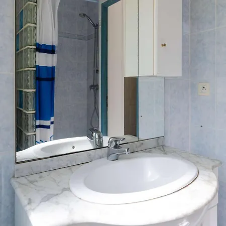 Maison De à 300m De La Avec 3 Chambres, Parking Privé Et Jardin équipé - Fr-1-409-267 * Fleury (Aude)