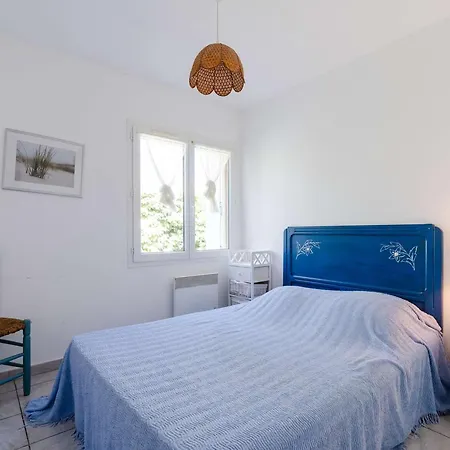 Maison De à 300m De La Avec 3 Chambres, Parking Privé Et Jardin équipé - Fr-1-409-267 Fleury (Aude)