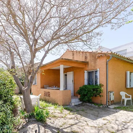 Maison De à 300m De La Avec 3 Chambres, Parking Privé Et Jardin équipé - Fr-1-409-267 * Fleury (Aude)
