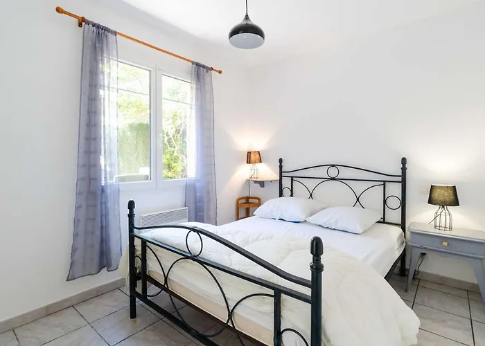 Villa Maison De A 300m De La Avec 3 Chambres, Parking Prive Et Jardin Equipe - Fr-1-409-267 *