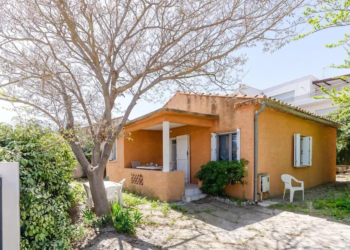 Maison De A 300m De La Avec 3 Chambres, Parking Prive Et Jardin Equipe - Fr-1-409-267 * Fleury (Aude)
